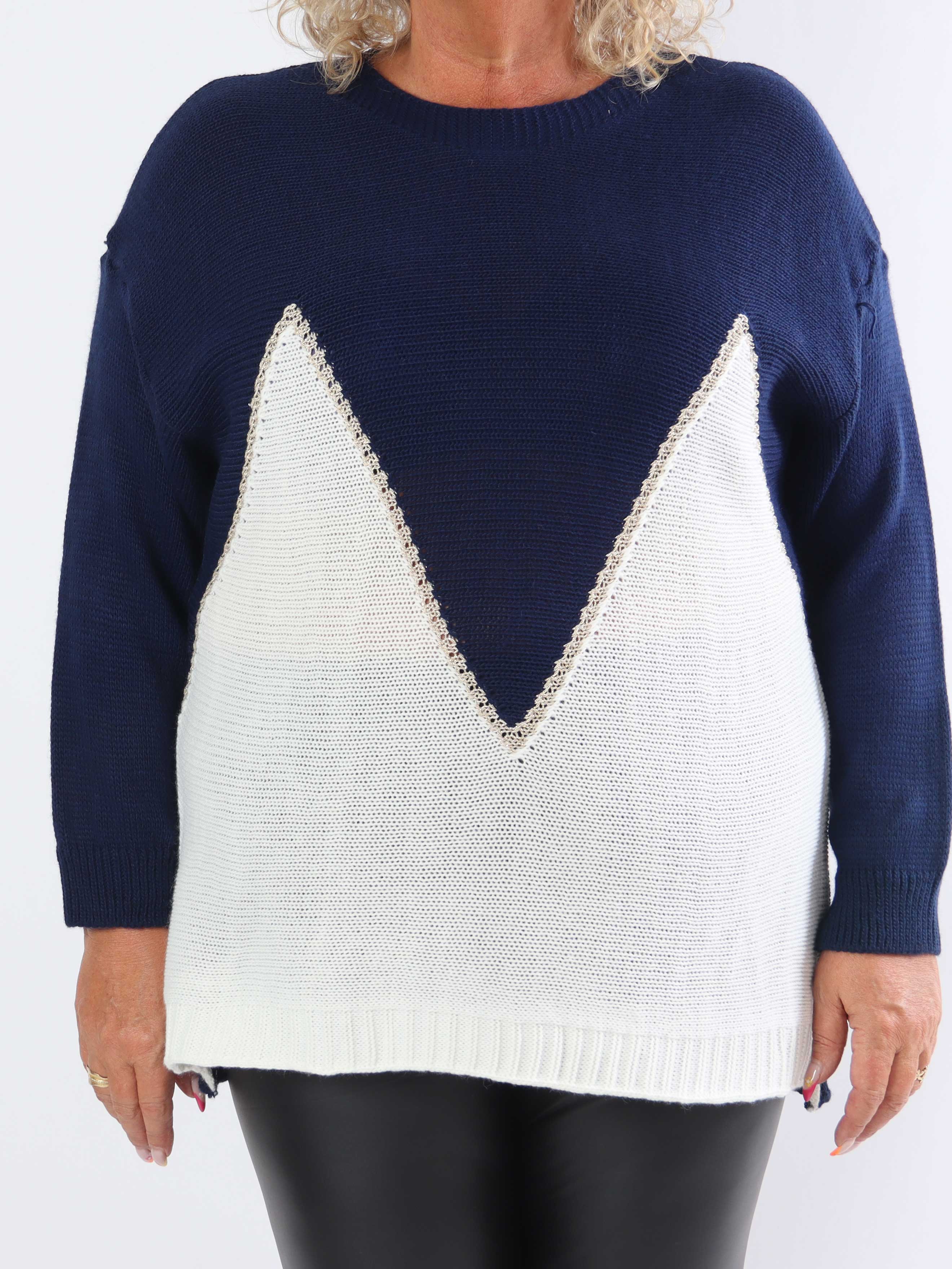 Amara Short - Tofarvet plus size strikbluse med gulddetaljer